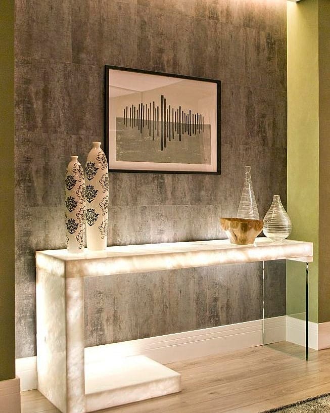 aparador em mármore branco translúcido.a iluminação interna com o pé de vidro 19mm dão a peça um